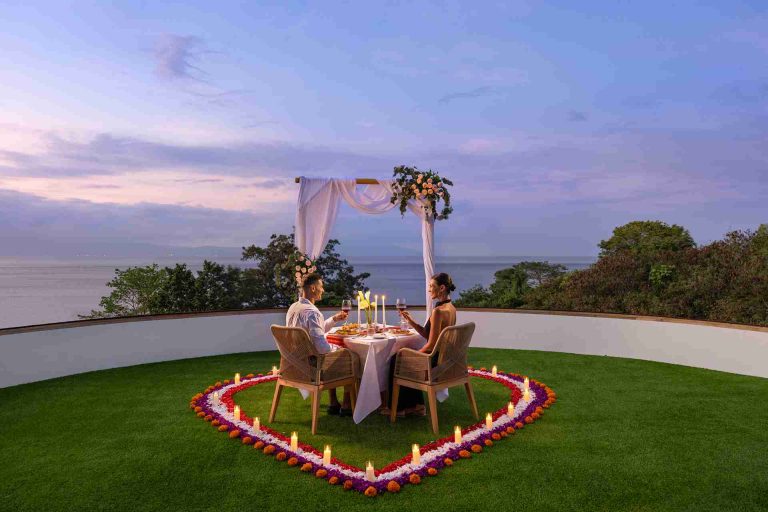 ROMANTIC DINNER BY THE OCEAN